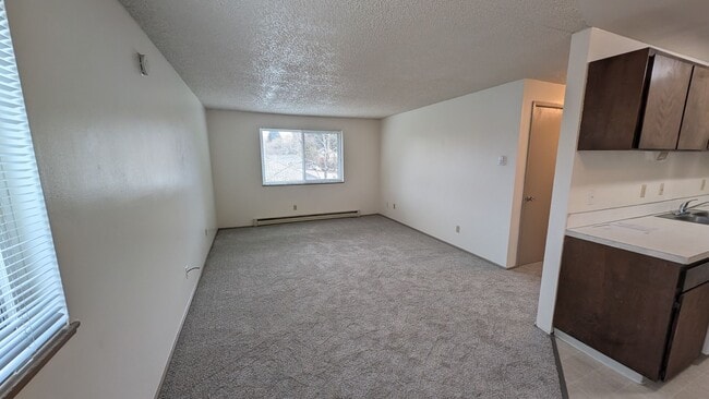 Building Photo - 3 bedroom 1 bath upstairs apartment