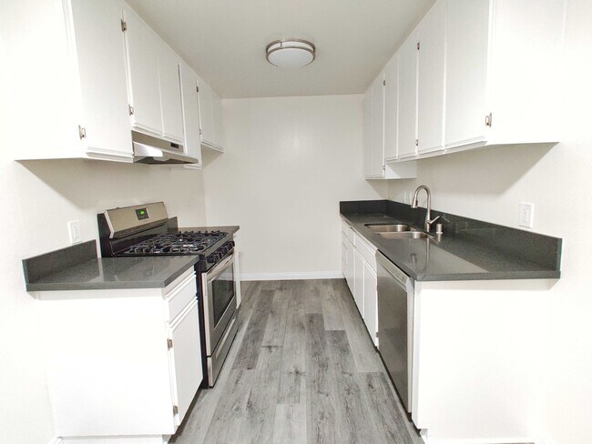 Foto del edificio - 6072 Franklin Ave