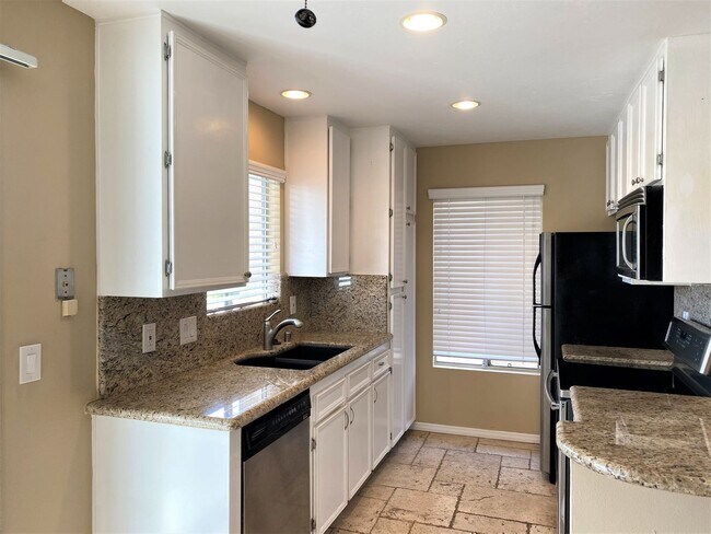 Foto del edificio - Gorgeous views from this Linda Vista Condo!