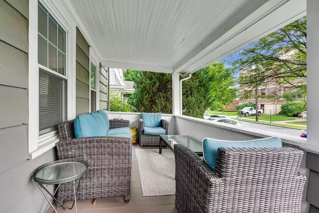 Building Photo - 86 Tulip St