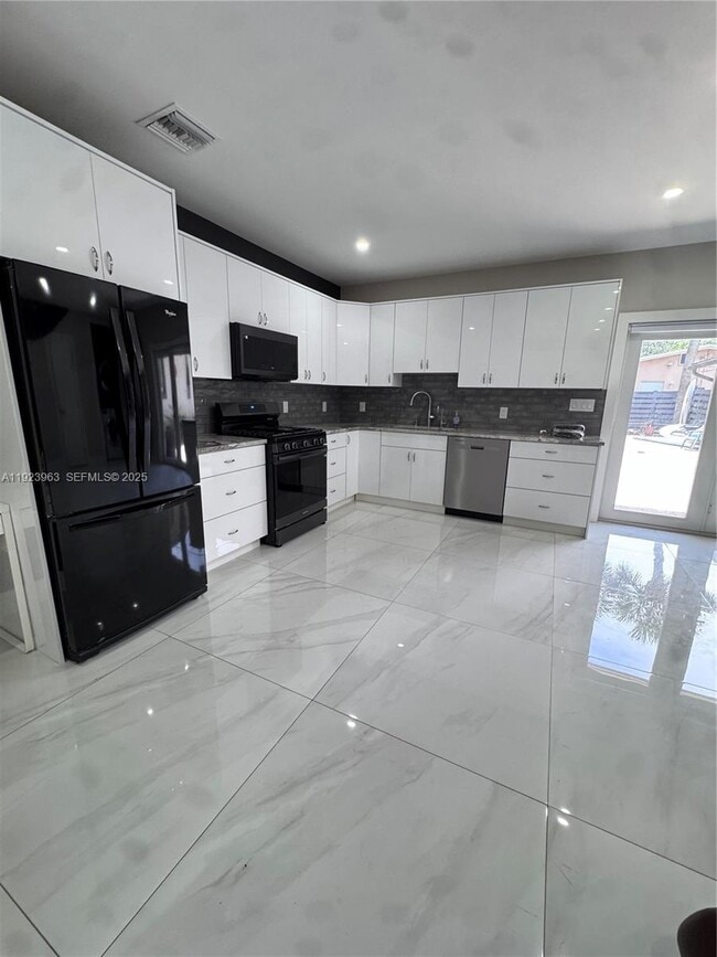 Foto del edificio - 755 N Crescent Dr