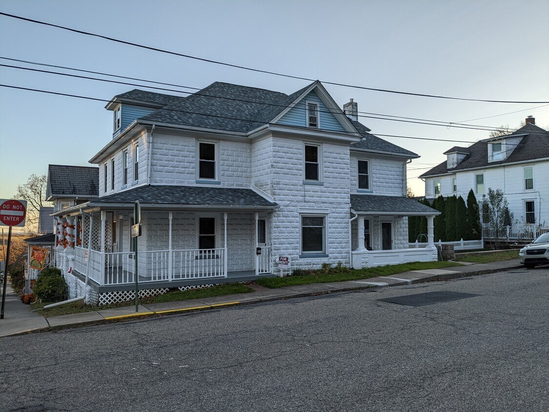 Primary Photo - 315 N Heller Ave