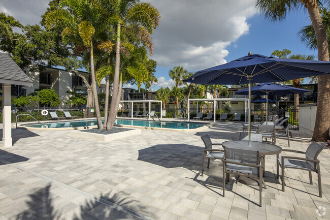 Pool/Grills - 4601 W Gray St Tampa, FL 33609-1995 - WestShore Apartments