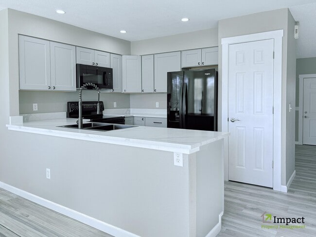 Foto del edificio - 18002 Becket Dr