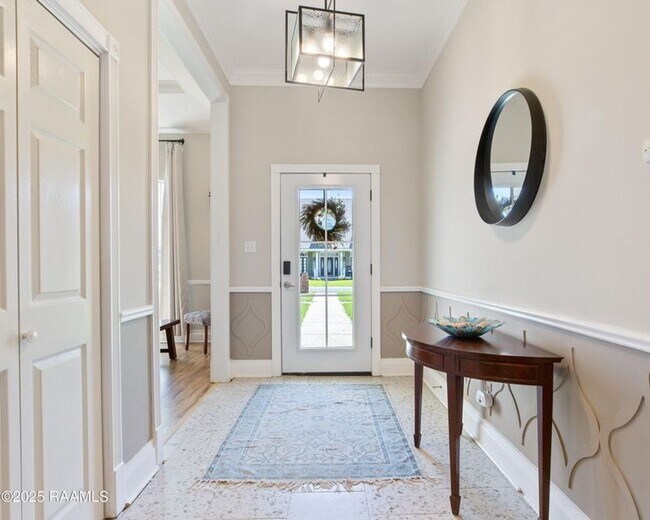 Foto del edificio - Beautifully updated 4-bedroom, 3-bath prop...