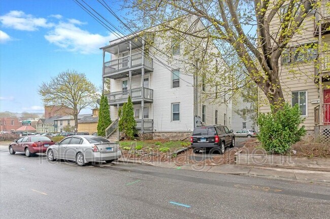 Building Photo - 13-15 Greenwoods Ave