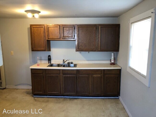 Building Photo - 2 br, 1 bath House - 222 E. Thorton