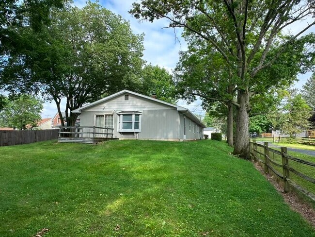 Foto del edificio - 580 Sand Ridge Rd