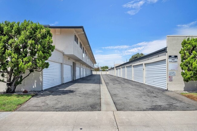 Building Photo - 3205 Merrill Dr