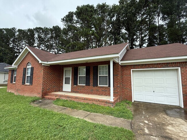 Building Photo - 3 bed, 2 bath home with back yard and one ...