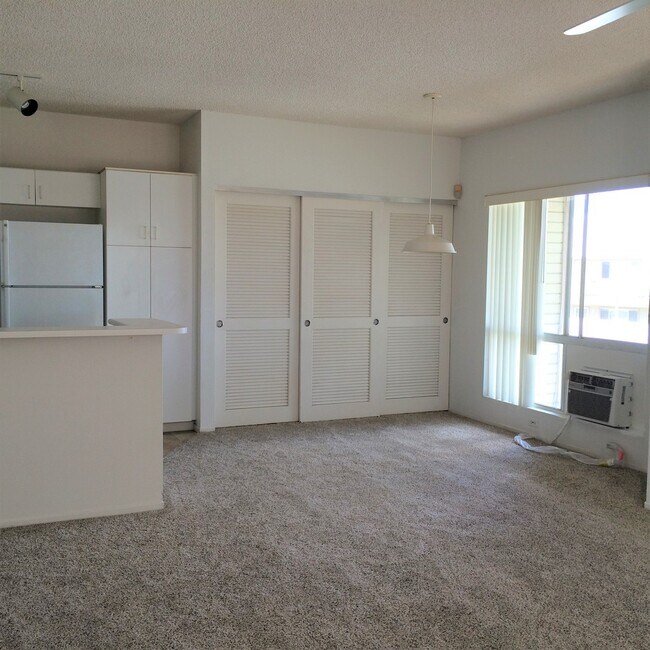 Building Photo - Palm Court Townhouse - upstairs unit. 2 be...
