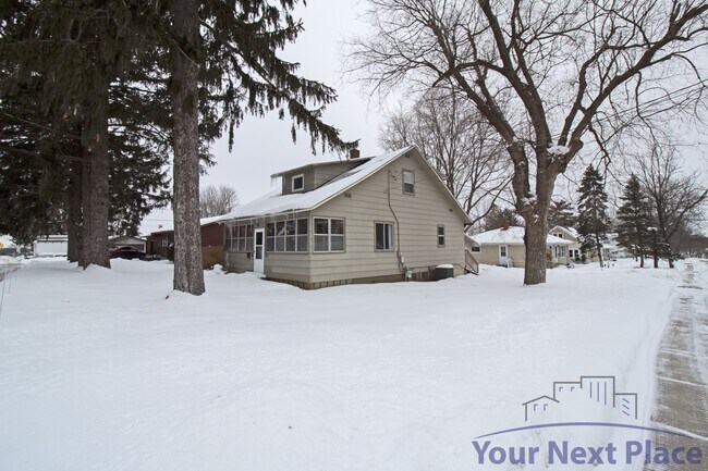 Building Photo - 515 1st St S