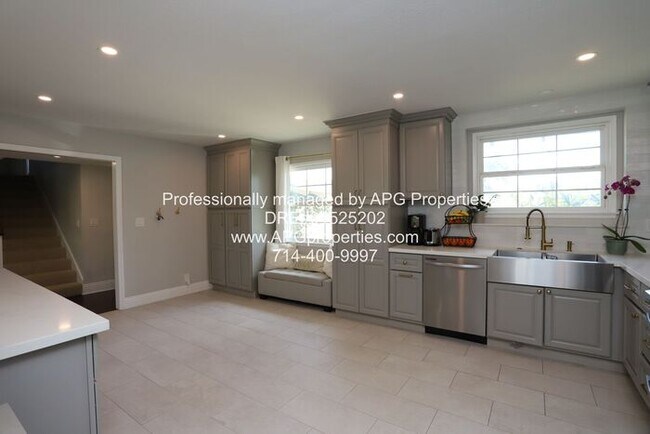 Foto del edificio - Newly Updated 5 Bedroom 3 Bathroom Home wi...