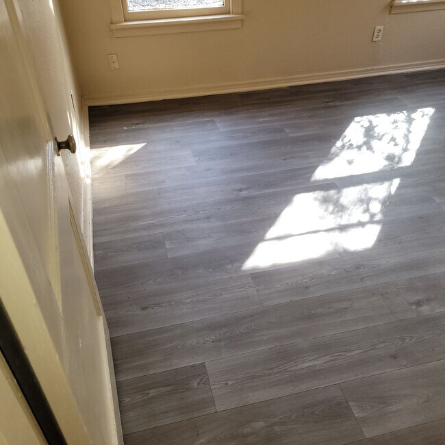 Building Photo - cute 2br 1 bath house.  recently updated