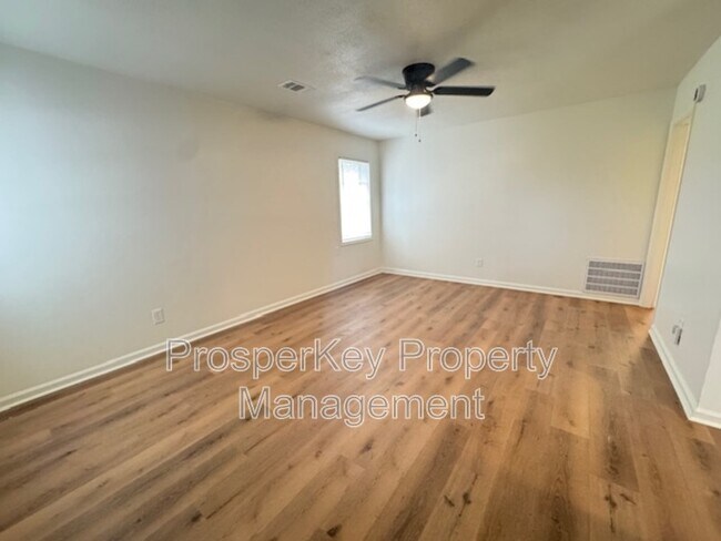 Foto del edificio - 6311 Bradshaw Dr