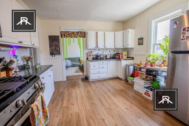 Foto del edificio - 4 bedroom in Brighton MA 02135