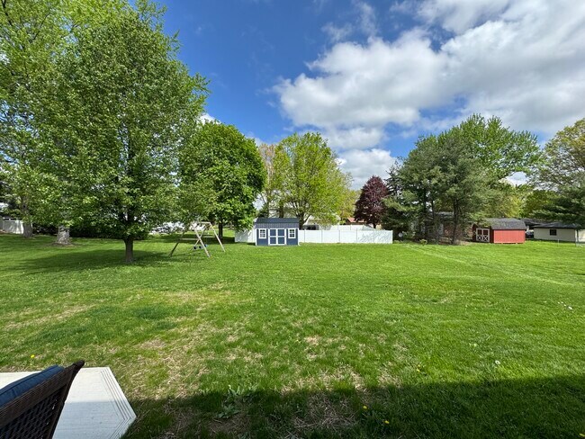 Patio trasero izquierdo (cobertizo y columpio) - 1478 E 10th St