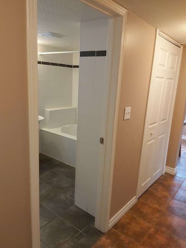 Building Photo - 706 Upper Gage Av