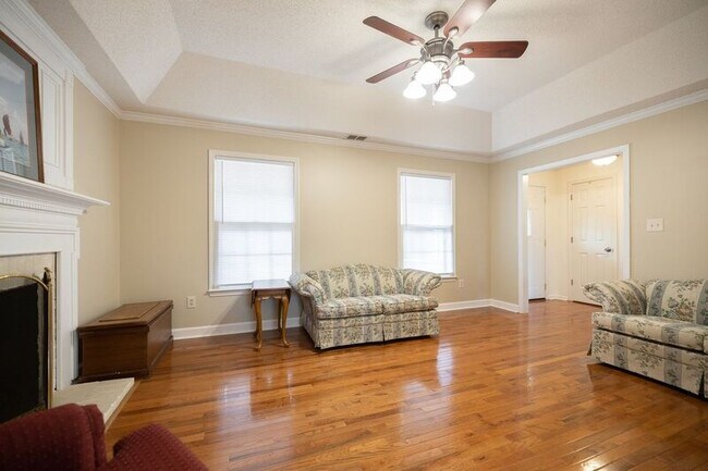 Building Photo - 1230 Fernwood Dr