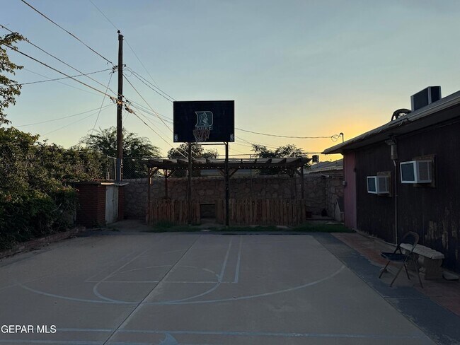 Foto del edificio - 8208 Dempsey Ave