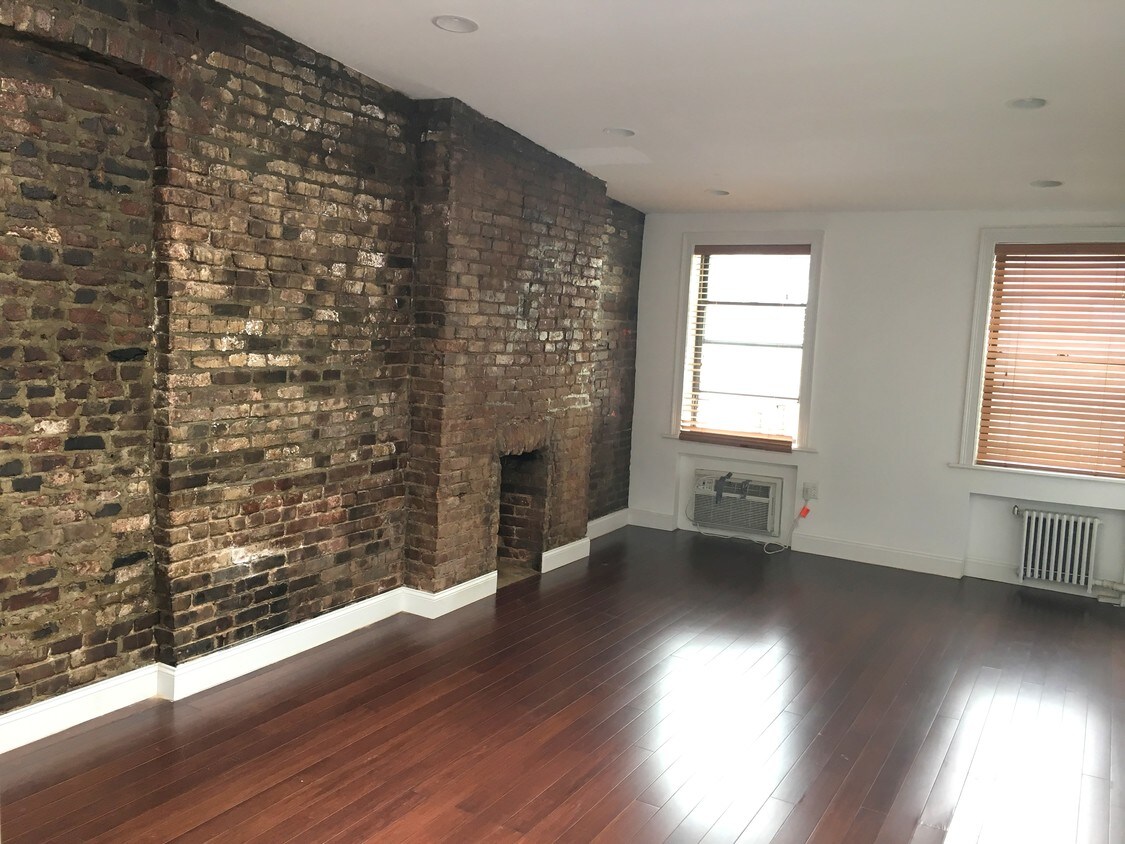 Primary Photo - 220 W 18th St