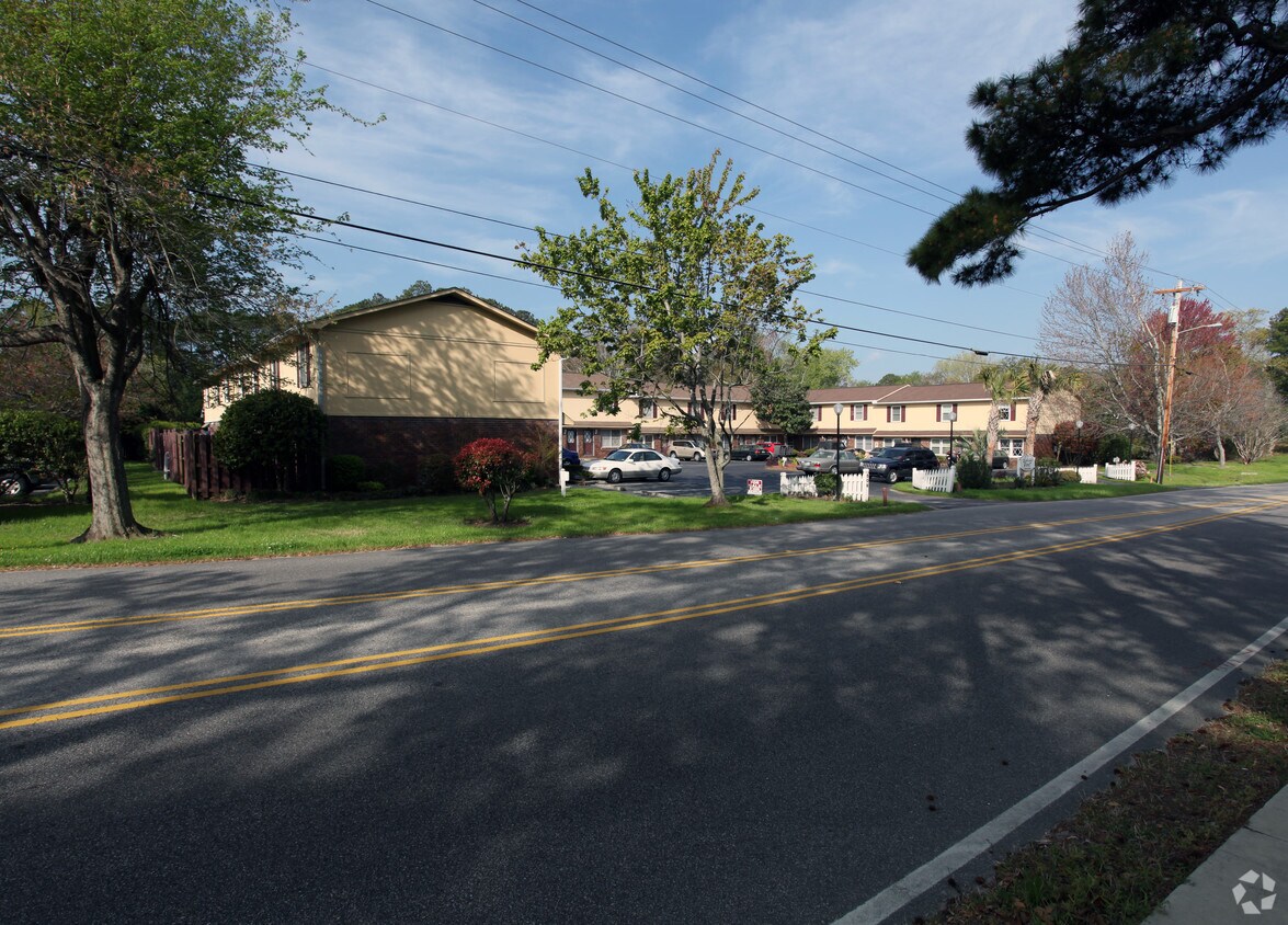 Lakeside Court Condominiums Apartments in Myrtle Beach, SC