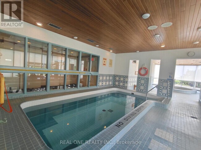 Photo du bâtiment - 880 Dundas St W