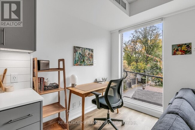 Building Photo - 115 Larchmount Ave