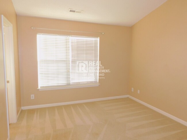 Foto del edificio - MOVE IN SPECIAL! Lovely End Unit 2BR/2.5BA...