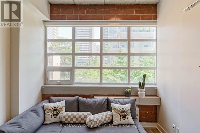 Building Photo - 10-310 Wellesley Pl