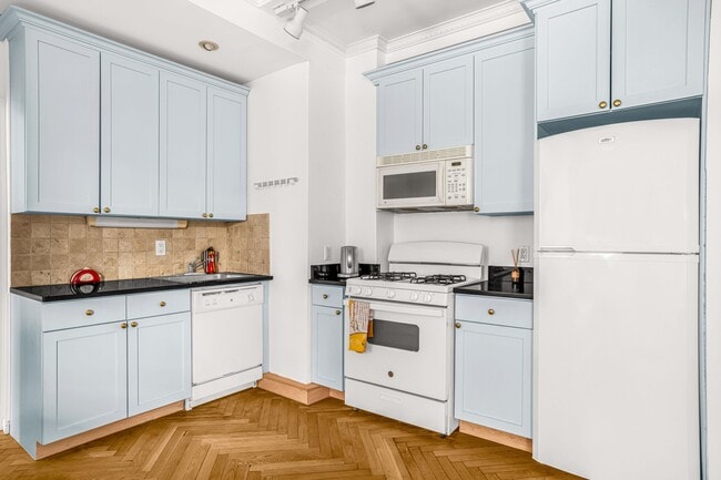 Photo - 140 W 71st St Apartment