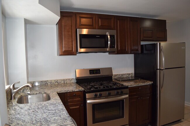 Building Photo - 546 Saint Mary St