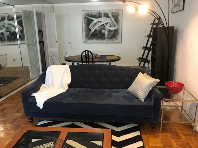 Sofá cama - 321 E 48th St