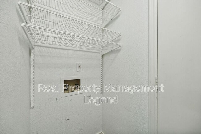 Foto del edificio - 2701 Harmon Dr