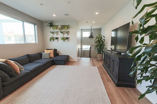 Building Photo - 523 Broadway S