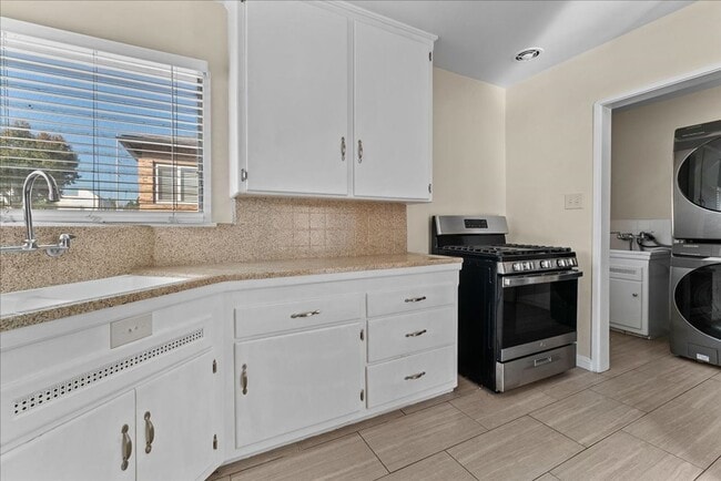 Building Photo - 5918 S Fairfax Ave