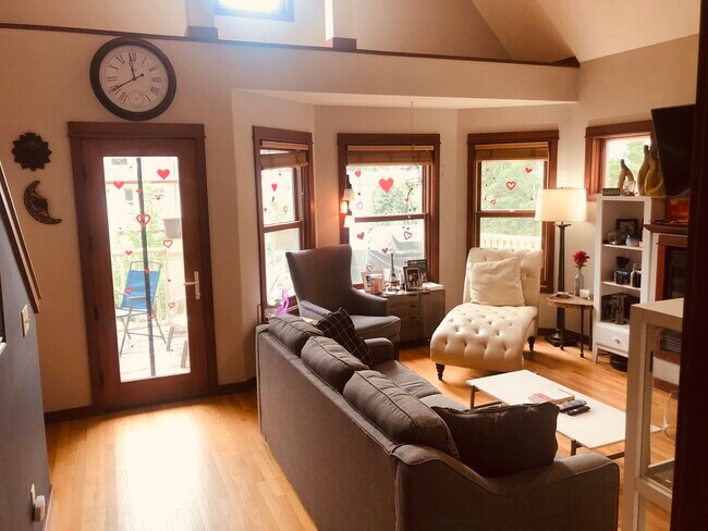 Sala de estar - 1310 Jenifer St