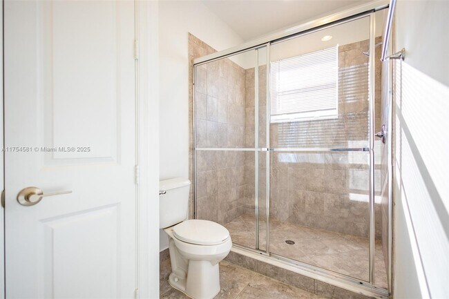Foto del edificio - 6950 Pines Cir
