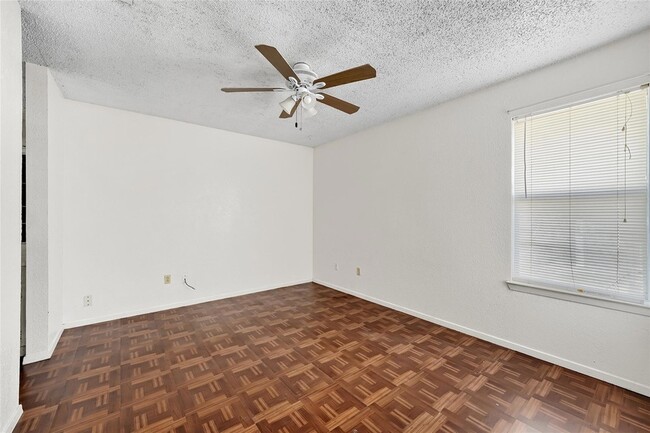 Foto del edificio - 7214 Salt Springs Dr