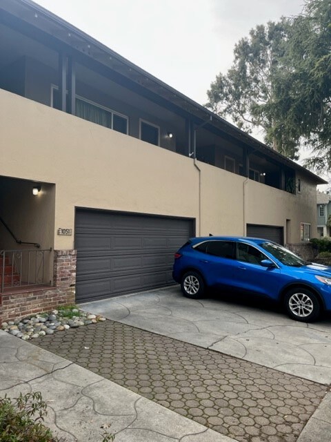 Foto del edificio - 1051 Whipple Ave