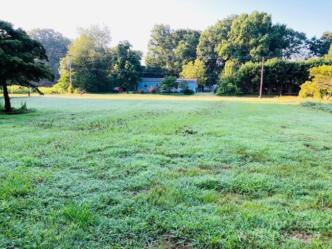 Building Photo - 1691 Hopewell Church Rd