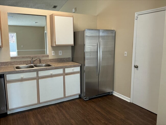 Building Photo - 632 Delmonico St NE