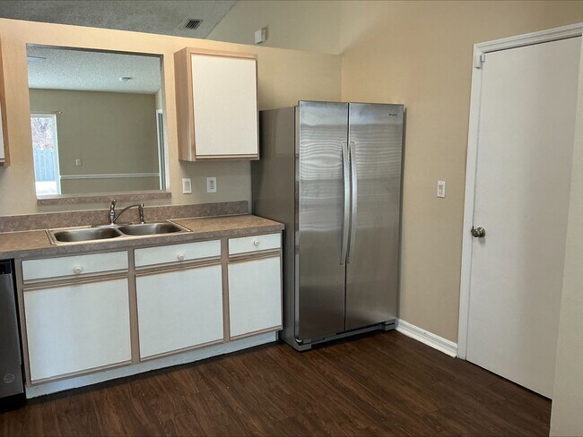 Foto del edificio - 632 Delmonico St NE