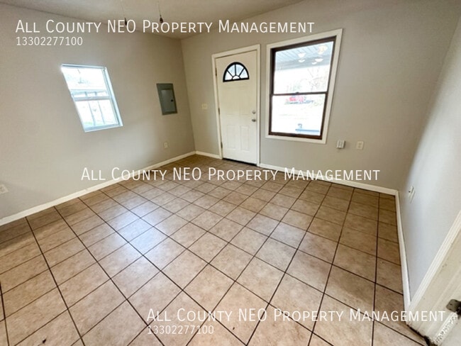 Building Photo - Spacious 3 Bedrom, 1 Bathroom unit in Barb...