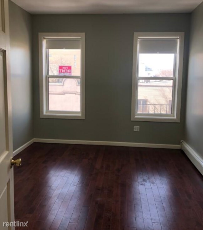 Building Photo - 2 br, 1 bath Apartment - 288 Graham Ave
