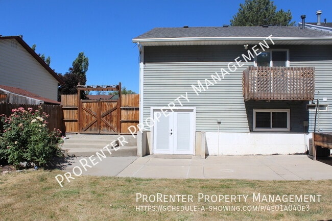 Building Photo - 4 Bed, 2 Bath Farmington Twin Home