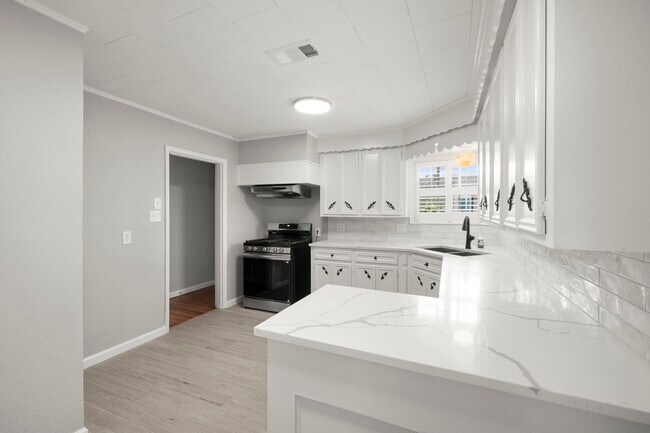 Foto del edificio - 6438 Pinehurst Dr