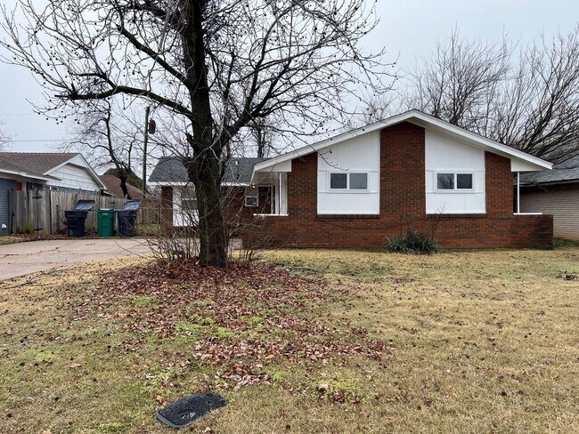 Building Photo - Charming 3 Bedroom