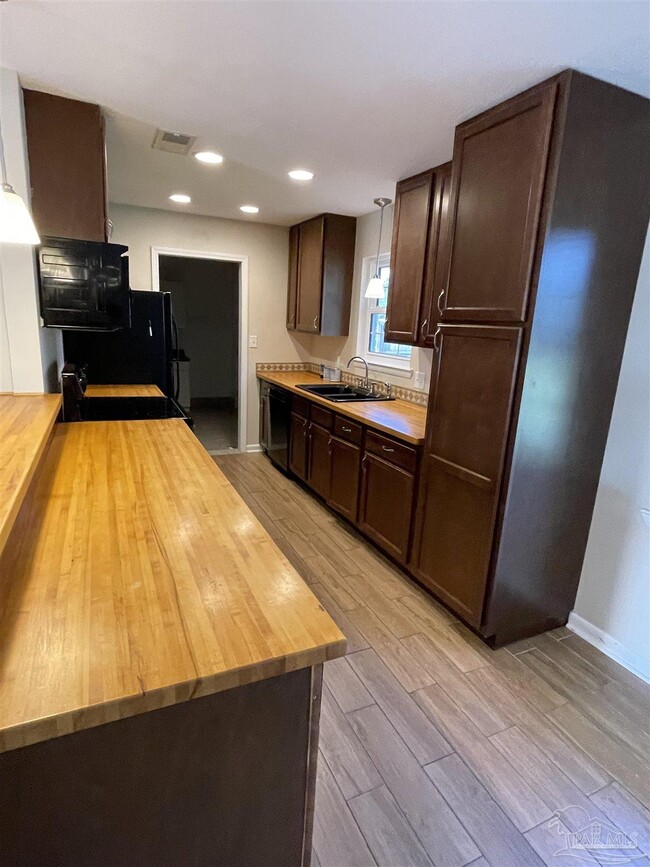 Foto del edificio - 5805 Adelyn Rd