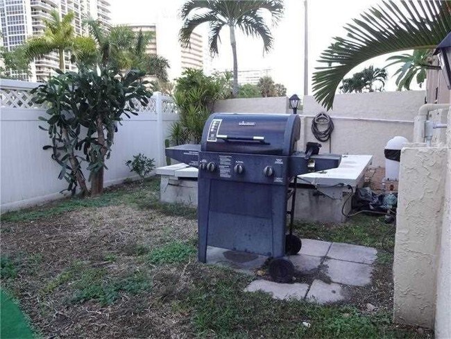 Foto del edificio - 4143 N Ocean Blvd